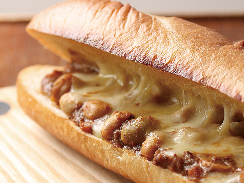 焼きチーズカレーのバゲットサンド