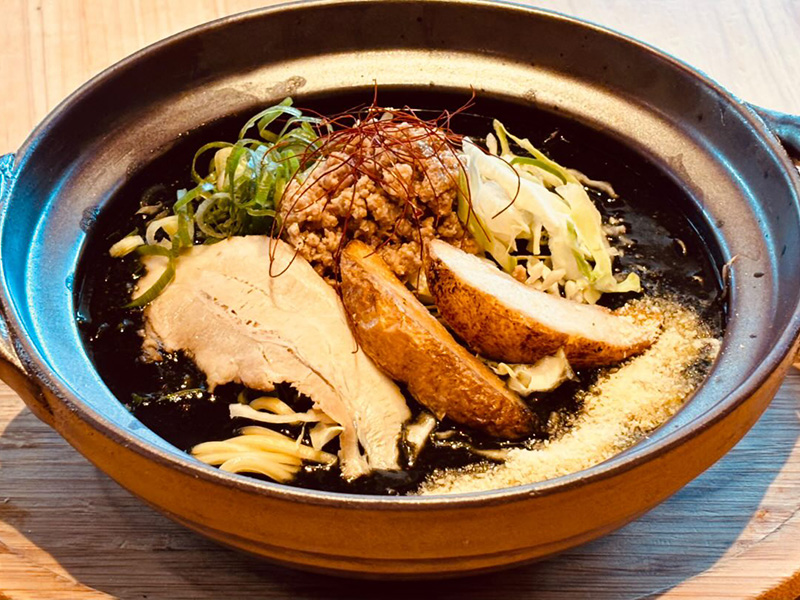 土鍋黒カレー麺